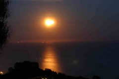 la luna si poggia sul mare